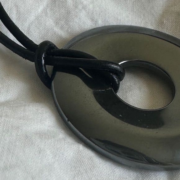 Vintage stylish elegant leather cord dark grey onyx donut pendant necklace - Picture 3 of 11